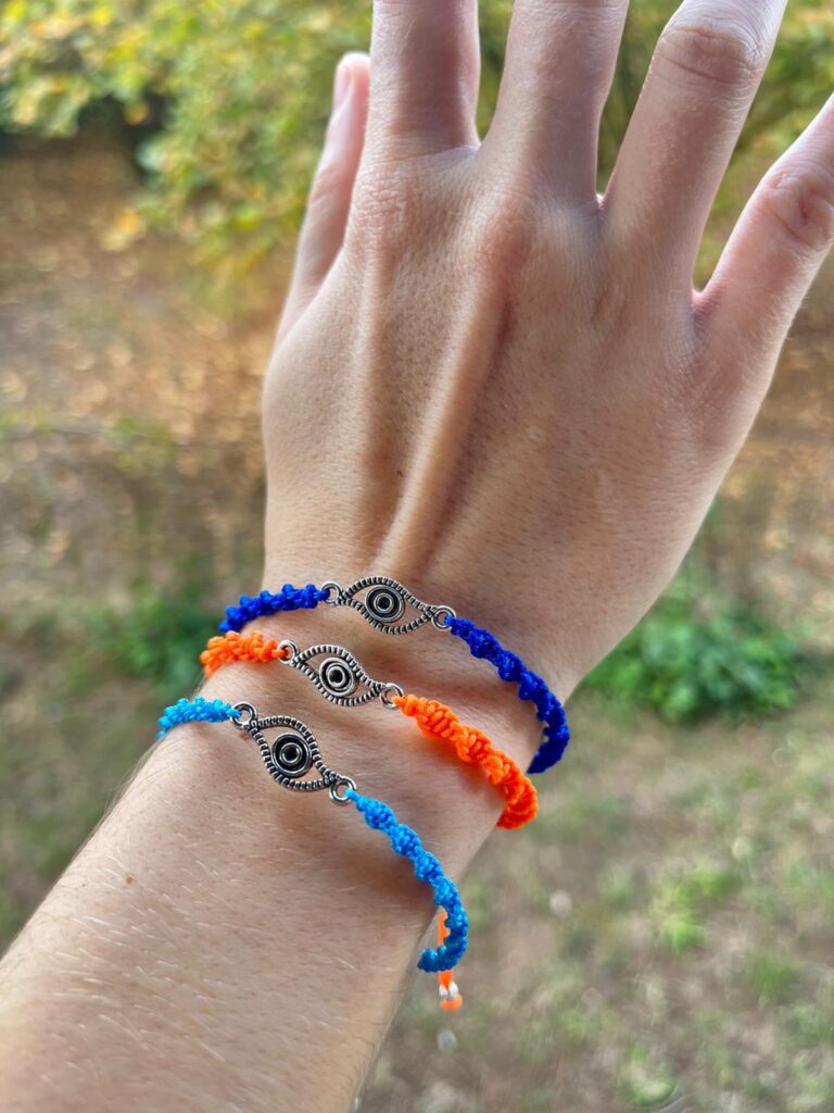 Mano con tres pulseras