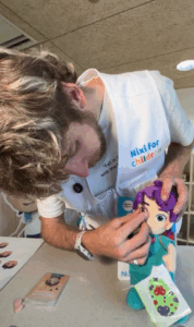 NIxi for Chlildren col·locant una pròtesi al peluix de la Fundació La Nineta dels Ulls