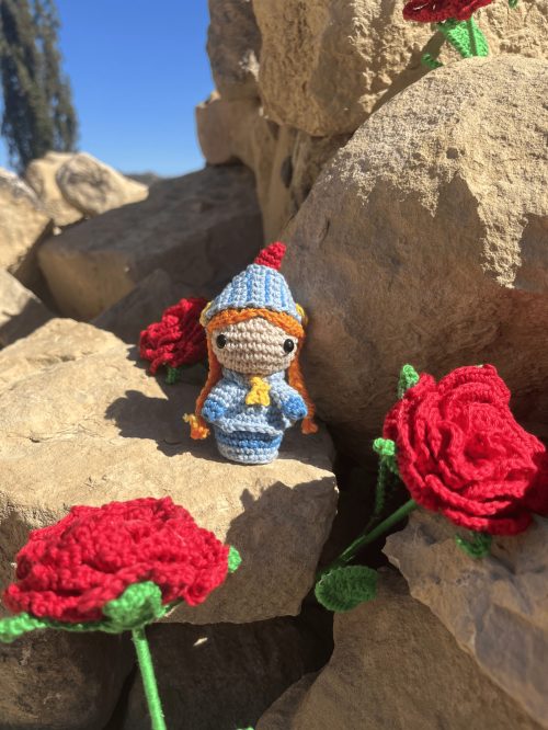 Santa Jordina con rosas al lado